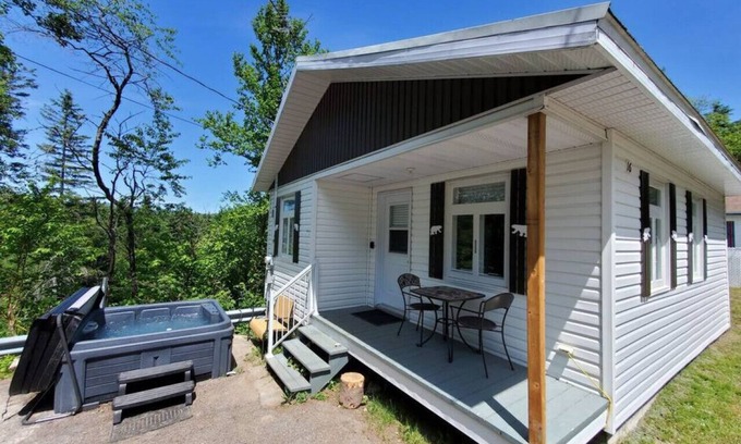 Saint-Tite-des-Caps Chalet De Esquí | Chic Shack with spa - near Massif Charlevoix & MSA