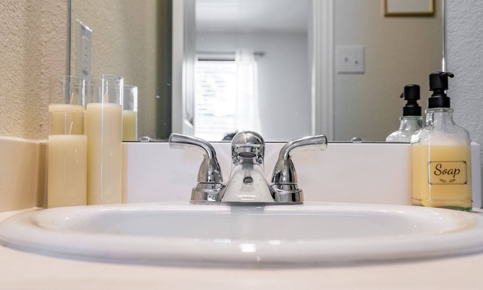 Northside Casa | Chic smart home - 15 mins from Downtown