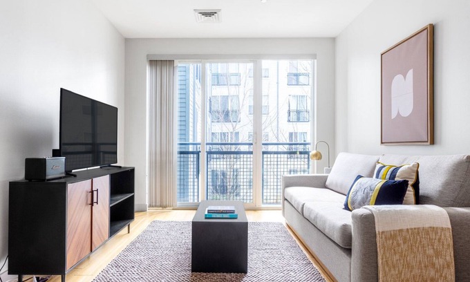 D Street - West Broadway Apartamento | Chic South Boston studio w/ Gym, W/D by Seaport & Lawn on D by Blueground