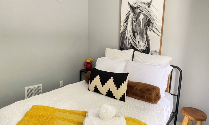 Downtown Casa | Chic Spacious Home 5 Mins To College & Frederick Health