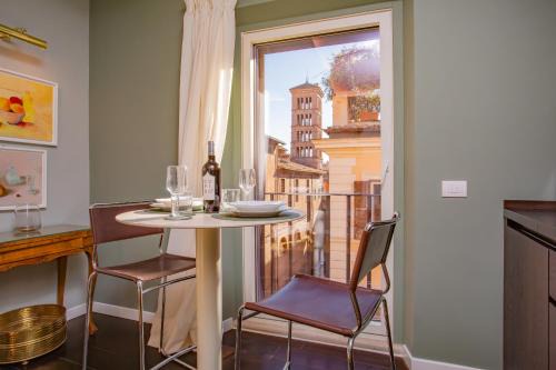 Rione III Colonna Apartamento | Chic Spanish Steps Retreat