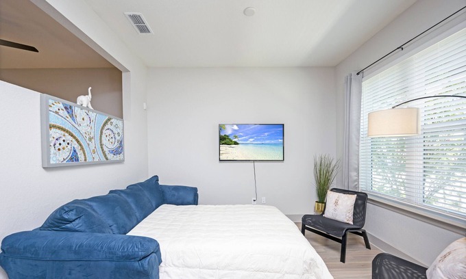 East Ybor Apartamento | Chic & Spotless w/ Pool, Channelside, 1BR - 5 ppl