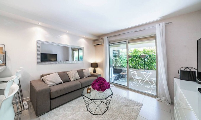 Carnot Apartamento | Chic Studio 5 Minutes from Croisette - with large terrace and AC
