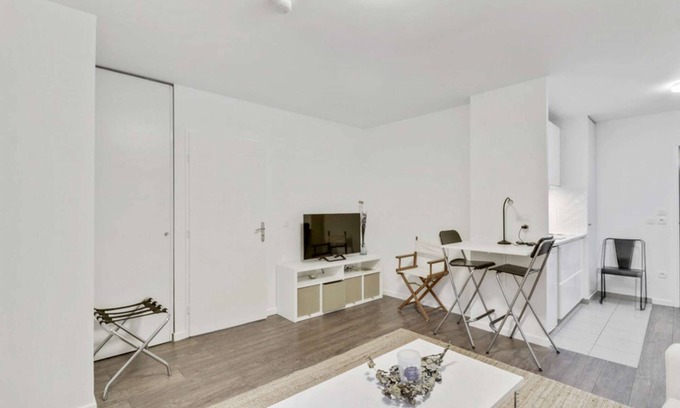 Rosny-sous-Bois Apartamento | Chic studio Appartment