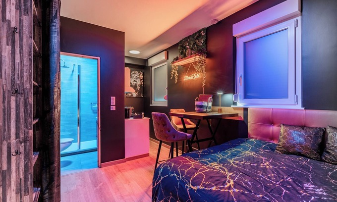 Drusenheim Apartamento | Chic Studio Black & Gold | Business & Romantic Stay | Netflix, - Near Strasbourg