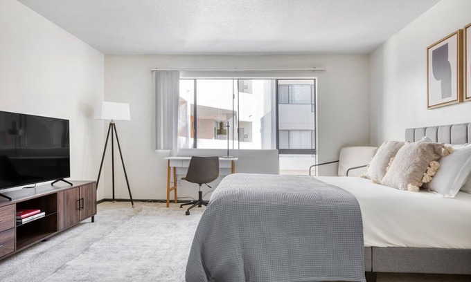 Studio City Apartamento | Chic Studio City Studio w/ Gym, Pool & W/D, near TJ & WF, by Blueground