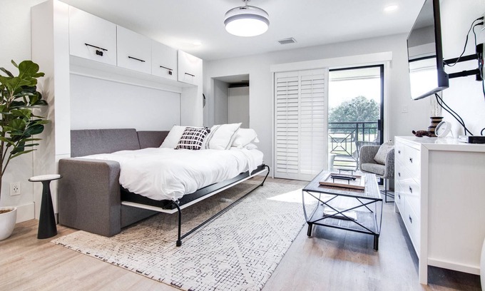Wesley Chapel Condominio | Chic Studio Condo w/ Murphy Bed | Desk | Kitchenette & Golf Views – Perfect for Work & Relaxation!