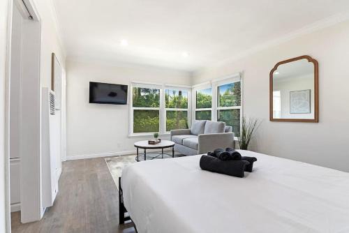 The Flats Apartamento | Chic Studio Near Laugh Factory