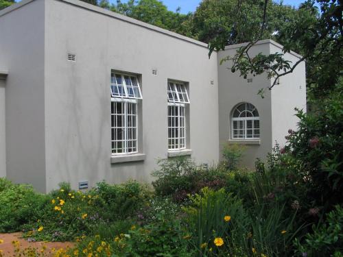 Harare Apartamento | Chic studio nestled in lovely garden and pool-2254
