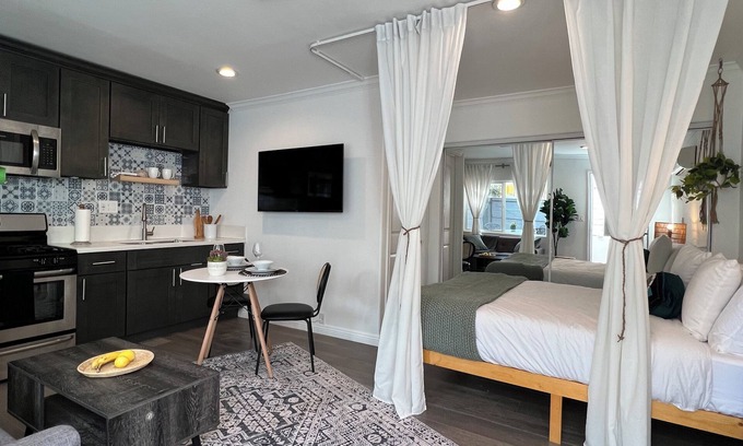 Mid-Wilshire Casa | Chic Studio + Outdoor Dinning in the Heart of LA