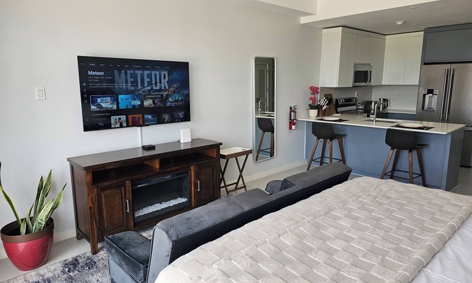 Mandeville Condominio | Chic Studio Retreat w/ King Bed, Fireplace + Pool