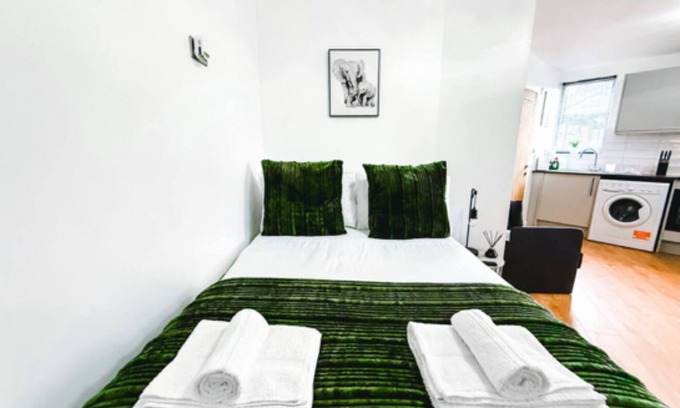 Pudsey Apartamento | Chic studio, sleeps 2, free parking