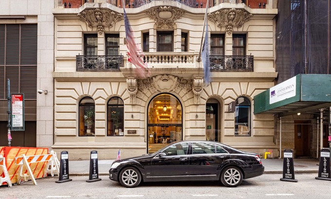 Central New York City Apartamento | Chic Studio Steps from Times Square, Historic Building with Modern Amenities