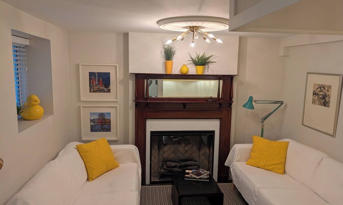 Riley Park Apartamento | Chic Studio suite on Main St.: Explore Vancouver's vibrant culture & cuisine!