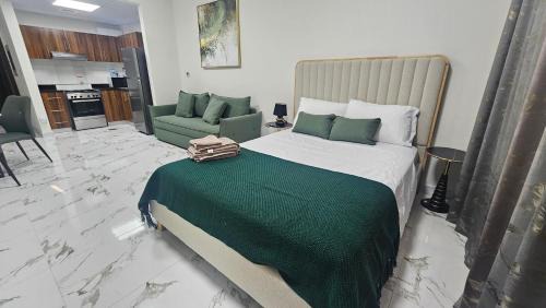 Al Hamra Village Apartamento | Chic studio W10