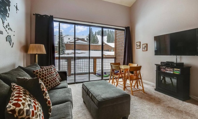 Truckee Condominio | Tahoe Donner Loft con hermosas vistas a la montaña! Ubicado en la zona de esquí alpino: ¡perfecto para el senderismo de verano! Estacionamiento gratuito y comodidades HOA.