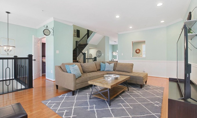 Ellicott City Casa | Chic Townhome - Garage, Chef's Kit - EZ 95 Access