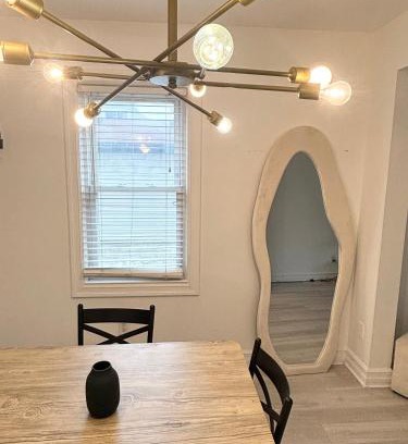 Birmingham Apartamento | Chic Trendy Two Queen Bedroom House in City of Birmingham MI