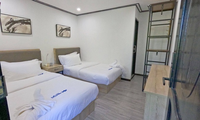Coron Hotel | Chic Twin Room in Coron Hotel with Breakfast and Pool