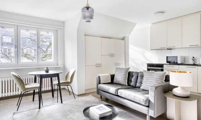 Unterstrass Apartamento | Chic Unterstrass 2.5 Room w/ Storage, 2 mins to market, by Blueground