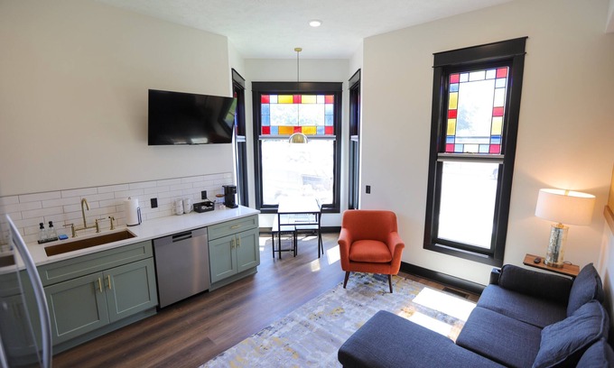 Nelson Apartamento | Chic Urban apartment at the Victorian – Steps to Dining, Shops & Farmers Market