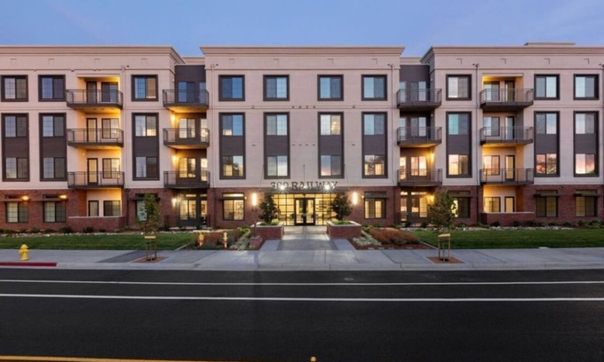 Downtown Condominio | Chic Urban Living w Pool & Fire Pit at 300 Railway