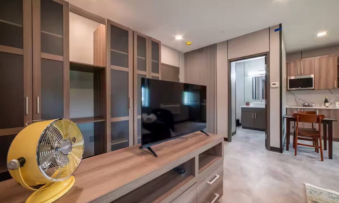 Binghamton Apartamento | Chic Urban Loft across from BU