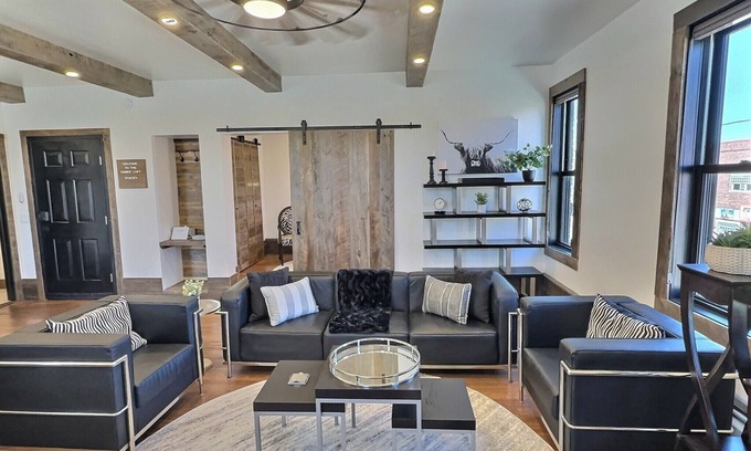 Big Timber Apartamento | Chic Urban One-Bedroom Loft in downtown Big Timber w/ Recreation All Around