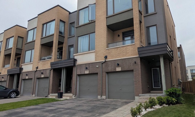 Oakville Casa | Chic Urban Stay in Oakville - 40mins to Toronto, walking distance to shops