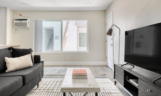 Valley Village Apartamento | Chic Valley Village 2BR w/ Pool & BBQ, near TJ & Bars, by Blueground