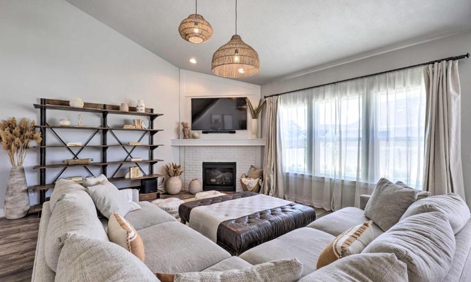 Vineyard Casa | Chic Vineyard Getaway with Yard about 8 Mi to BYU
