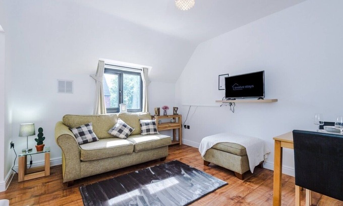 Golborne Casa | Chic Warrington House with Parking | Full Equipped