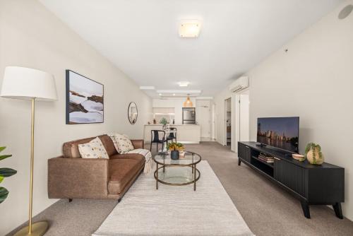West End Apartamento | Chic West End Stay with Gym & Pool Access