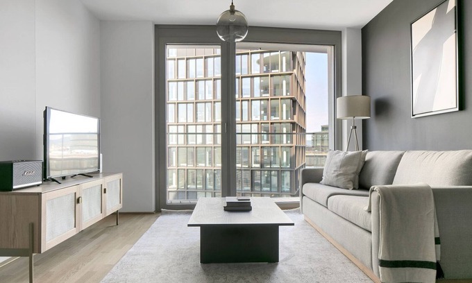 Favoriten Apartamento | Chic Wieden 1BR w/ Balcony, Gym, Elevator, walk to U-Bahn, by Blueground