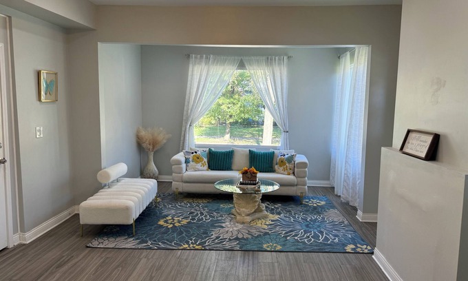 East Beverly Apartamento | Chicago Furnished 2-bedroom apartment with free WiFi & heated bathroom floors!