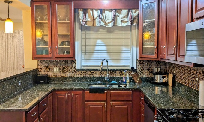 Belmont Cragin Casa | Lux Chicago Home- 6 bd 4 ba- 2 car garage. 25 mins to downtown.