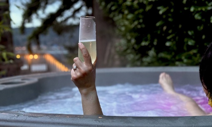 Erlands Point-Kitsap Lake Apartamento | Chico Bay Inn: Luxury King Garden Suite with Beach Access, Kayaks, & Hot Tub
