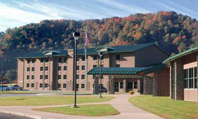 Henlawson Cabina | Chief Logan Lodge Hotel & Conference
