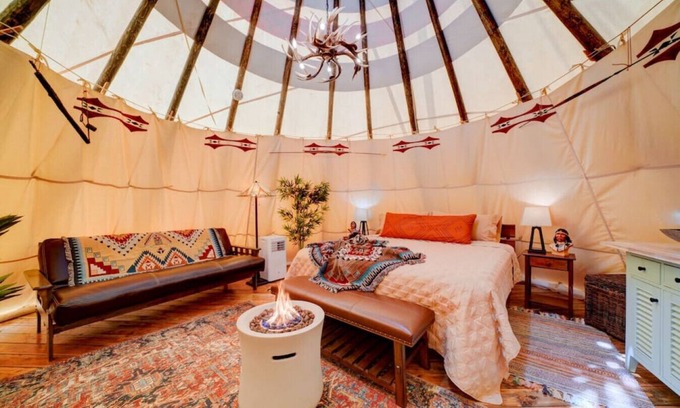 Mount Pleasant Alquiler De RV | Chief's Lodge · Luxury Glamping Teepee w/King Bed on private Mtn!