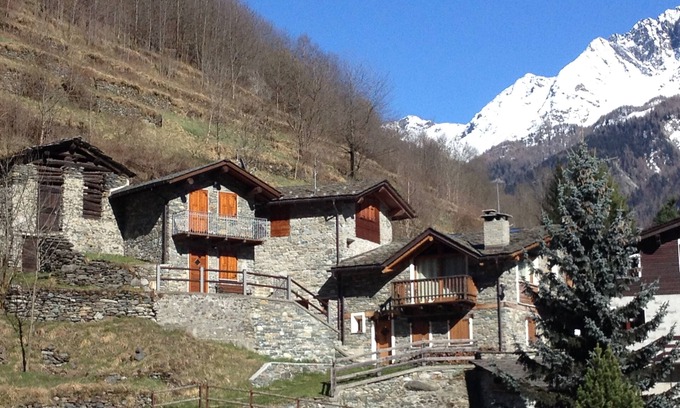 Chiesa in Valmalenco Cabina | Chiesa en casa de piedra de Valmalenco