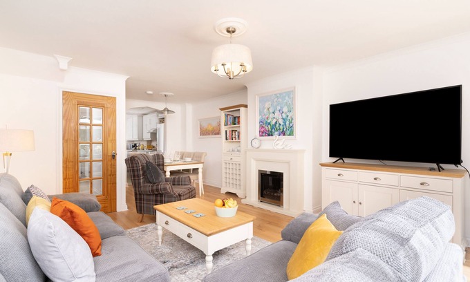 Mumbles Casa | Child friendly house with private parking near the Mumbles seafront.