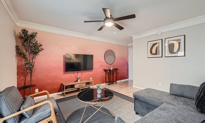 Brentwood Apartamento | Chill 2B Getaway | 10min > DTWN | W/D, Pool, Prkg