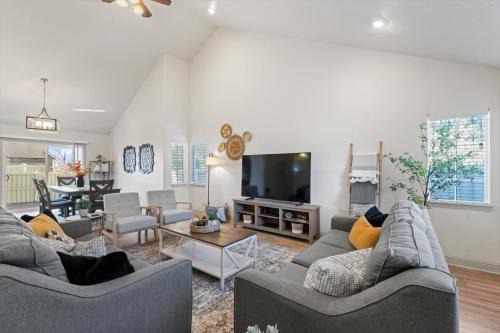 Meridian Casa | Chill & Grill Firepit, Bbq, 70 Tv, Near Topgolf