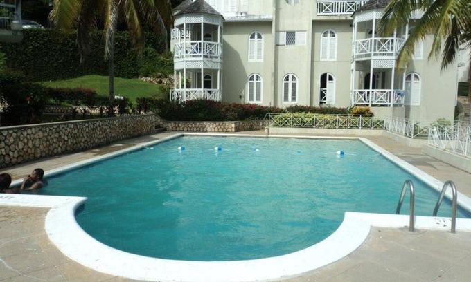River Oaks Condominio | Relájate en la colina de Tha con vistas a la ciudad de Ocho Ríos.