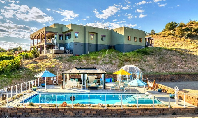 Cornville Casa | ¡NUEVO LISTADO! Sedona Wine Country Luxury Home con jacuzzi y vistas increíbles.