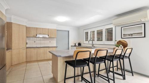 Coffs Harbour Casa | Chillax - Walk to Beach, Sauna, Pet-Friendly, Sleeps 6