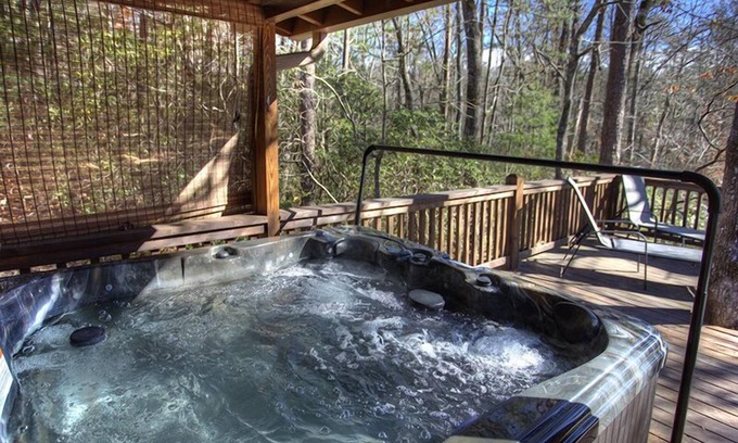 Sautee Nacoochee Cabina | Chimney Mtn 4 | 2BR Dog Friendly Cabin with Hot tub and Fireplace Near Helen, GA