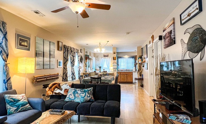Chincoteague Casa | Chincoteague Island House "Sir Whelk-A-Lot" Kayaks Included! Downtown Location!