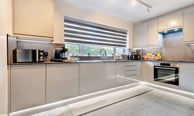 West Cliff Apartamento | Chines Charm Stylish 3-Bedroom Bournemouth Beach Apartment