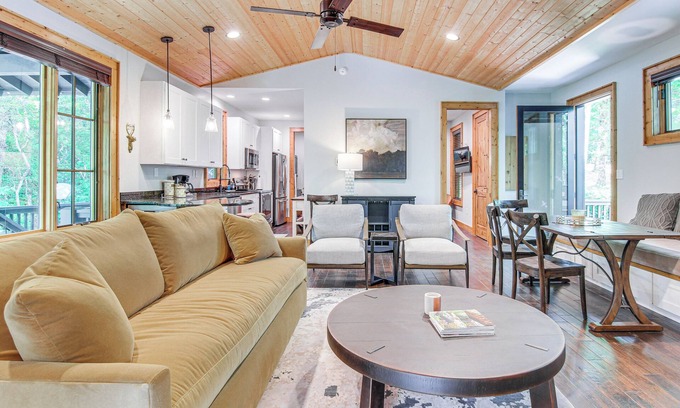 Glenville Casa | Chinquapin Escape: Resort Perks, By Lake Glenville